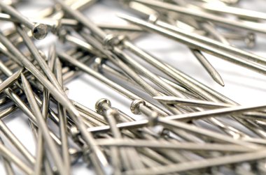 küçük baş beyaz zemin üzerine izole çok amaçlı tekne için minik çivilerle.