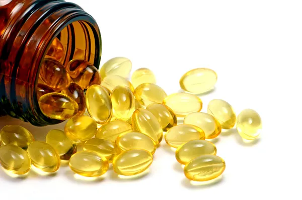 Ilaç üretim için yumuşak jelatin kapsül kullanım oval şekil içeren yağlı ilaç ve vitamin a, e, balık yağı, çuha çiçeği yağı, pirinç ahır yağ ve yağlı diğer ilaçlar gibi besin takviyesi. — Stok fotoğraf