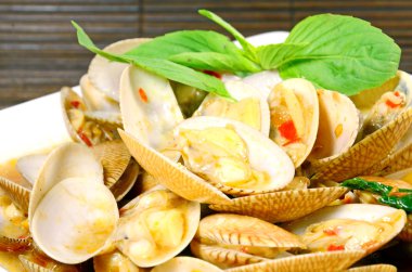 Kızarmış istiridye kavrulmuş chili Yapıştır ve Tay fesleğen yaprakları ile karıştırın.