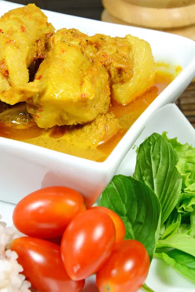 Wieprzowina pikantne curry żebra z korzenia kurkumy serwowane świeże warzywa, pomidory i strumieniowo ryżu. — Zdjęcie stockowe