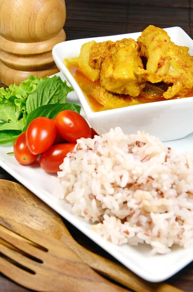 Wieprzowina pikantne curry żebra z korzenia kurkumy serwowane świeże warzywa, pomidory i strumieniowo ryżu. — Zdjęcie stockowe