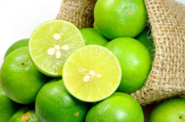 Frutas de Limão (Citrus aurantifolia) em pequeno saco . — Fotografia de Stock