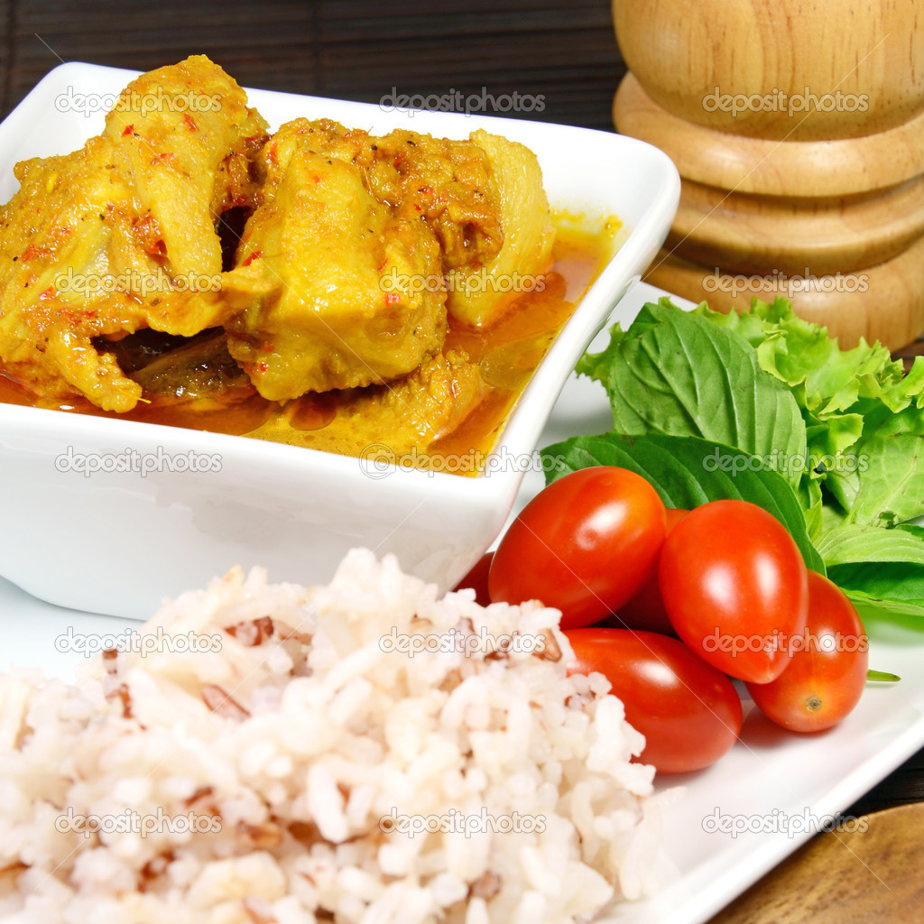 Scharfe Schweinefleisch Rippe Curry mit Kurkuma Wurzel serviert mit ...