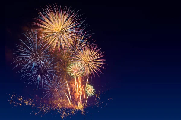 Színes Tűzijáték Ünneplés Szürkület Háttér Copyspace Alján Kép — Stock Fotó