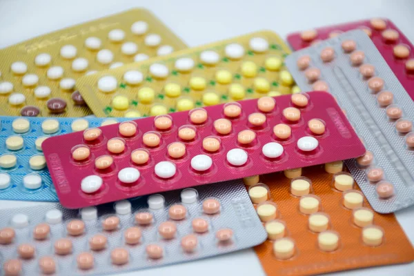 Mondelinge Contraceptieve Pil Apotheek Toonbank Met Kleurrijke Pillen Stroken Achtergrond — Stockfoto