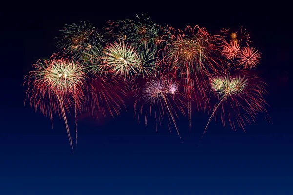 カラフルな花火の祭典と夕暮れの空の背景 — ストック写真