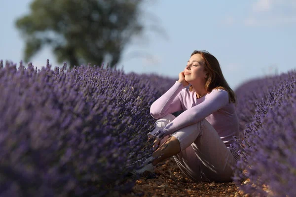 Glückliche Frau Entspannt Einem Lavendelfeld Sitzend Mit Geschlossenen Augen Einem — Stockfoto