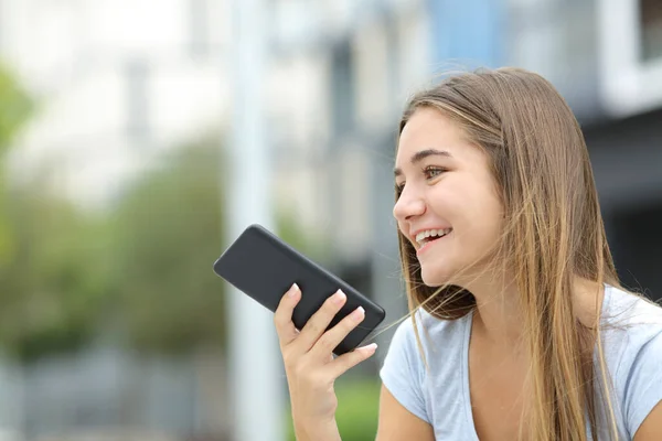 Adolescente Feliz Usando Reconhecimento Voz Telefone Inteligente Rua — Fotografia de Stock