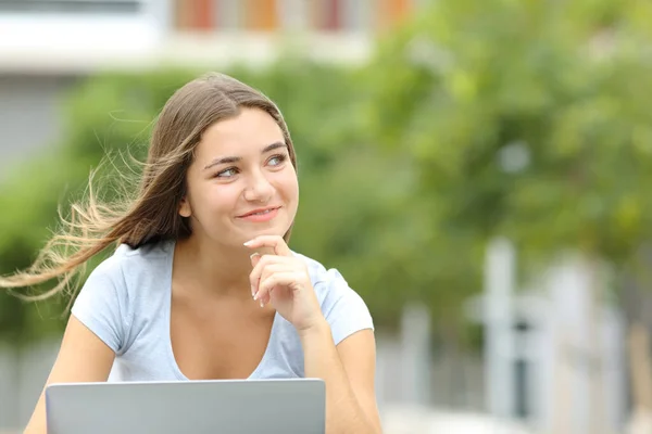 Adolescente Feliz Com Laptop Pensando Olhando Para Lado Parque Com — Fotografia de Stock