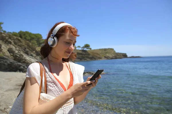 Happy Žena Sobě Bezdrátové Sluchátka Pomocí Chytrého Telefonu Poslech Hudby — Stock fotografie