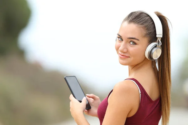 Adolescente Felice Che Guarda Mentre Ascolti Musica Con Cuffie Phon — Foto Stock