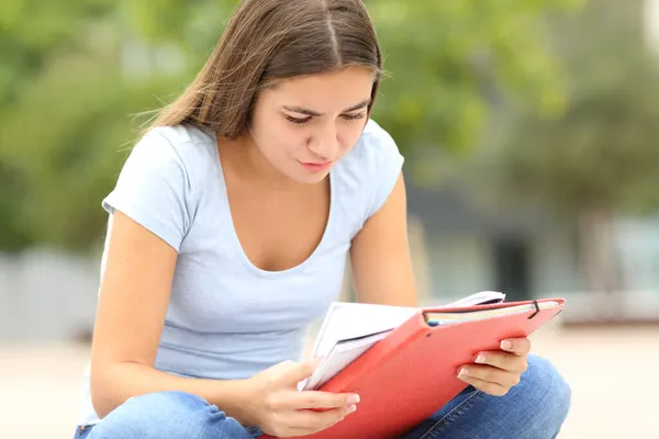 Estudante Concentrado Aprendendo Notas Leitura Campus — Fotografia de Stock