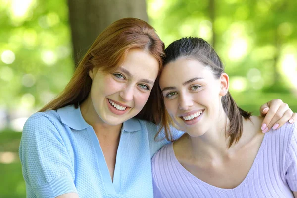 Front View Portrait Two Beauty Women Smiling Camera Park — Stock Photo, Image