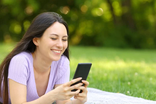 Feliz Mulher Asiática Verificando Telefone Celular Deitado Grama Parque — Fotografia de Stock