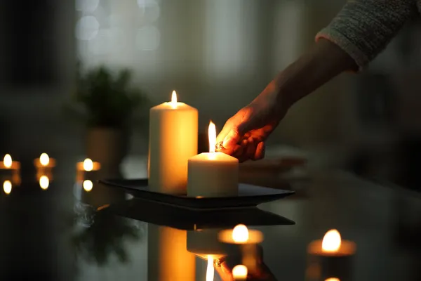 Primer Plano Mujer Encendiendo Velas Noche Oscura Casa — Foto de Stock