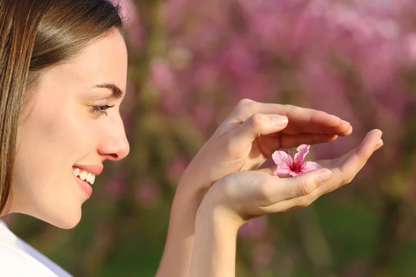 Profil Une Femme Heureuse Protégeant Fleur Dans Ses Mains Dans — Photo