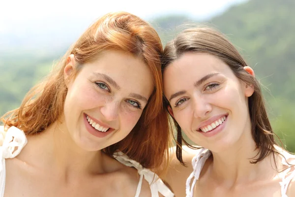 Front View Portrait Two Happy Friends Looking Camera Smiling — Stock Photo, Image