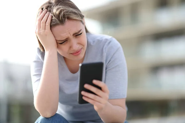 Triste Adolescente Está Reclamando Verificando Conteúdo Telefone Inteligente Sentado Rua — Fotografia de Stock