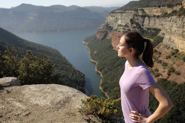 Mujer Relajada Contemplando Vistas Cima Una Montaña Disfrutando Naturaleza —  Fotos de Stock