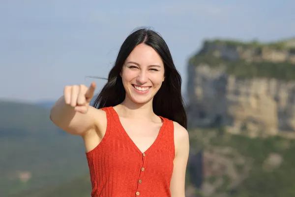 Front View Portrait Asian Woman Pointing Camera Mountain — Stock Photo, Image