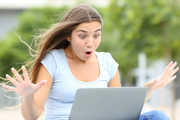 Erstaunt Teen Check Laptop Content Sitting Ein Park — Stockfoto