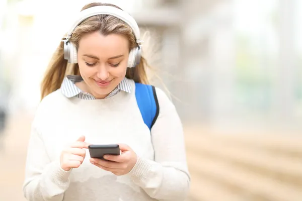 Retrato Estudiante Feliz Caminando Escuchando Audio Con Auriculares Calle — Foto de Stock