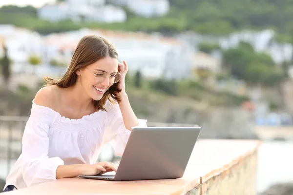 Glückliche Frau Sommer Mit Laptop Auf Dem Balkon Strand — Stockfoto