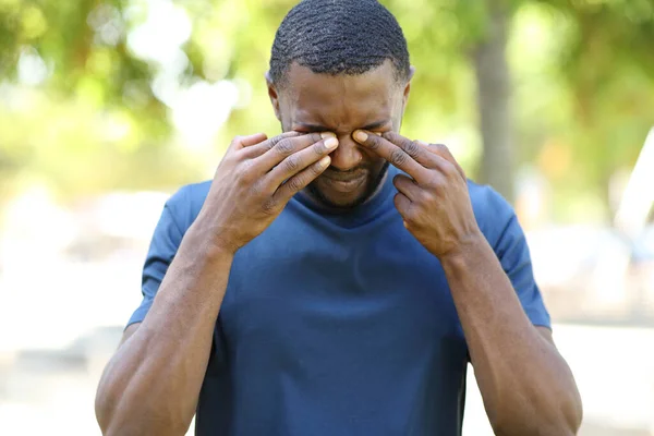 Front View Portrait Man Black Skin Scratching Itchy Eyes Park — Stock Photo, Image