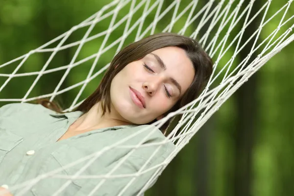 Mujer Relajada Durmiendo Acostada Una Hamaca Bosque —  Fotos de Stock