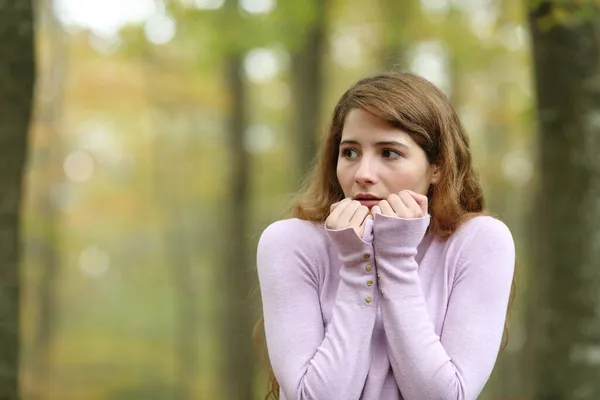 Mujer Asustada Mirando Lado Caminando Sola Parque — Foto de Stock