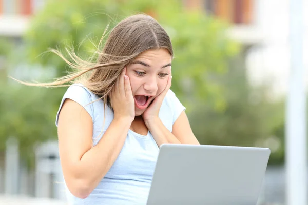 Verbazingwekkende Tiener Controleren Laptop Vinden Verrassend Nieuws Zitten Een Park — Stockfoto