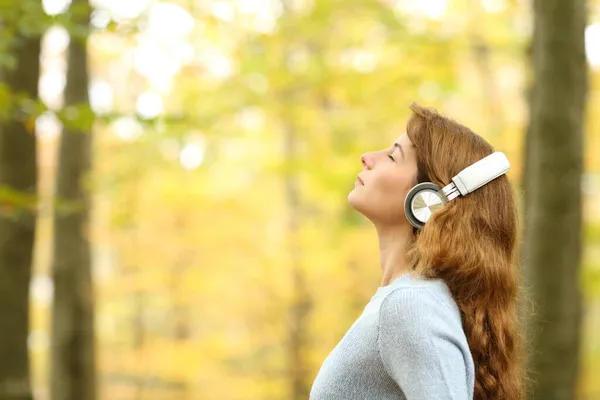 Side View Portrait Female Breathing Fresh Air Wearing Headphones Forest — Stock Photo, Image