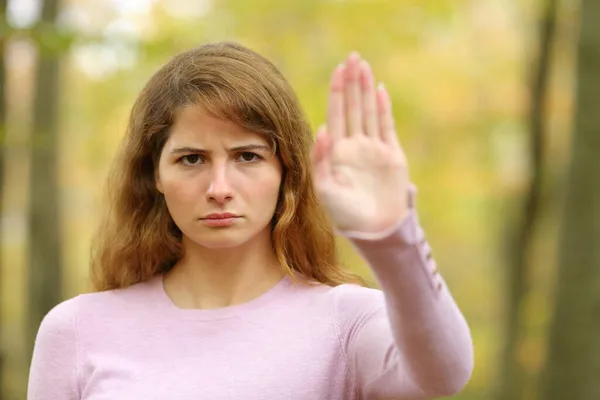 Vooraanzicht Portret Van Een Boze Vrouw Gebaren Stop Een Park — Stockfoto