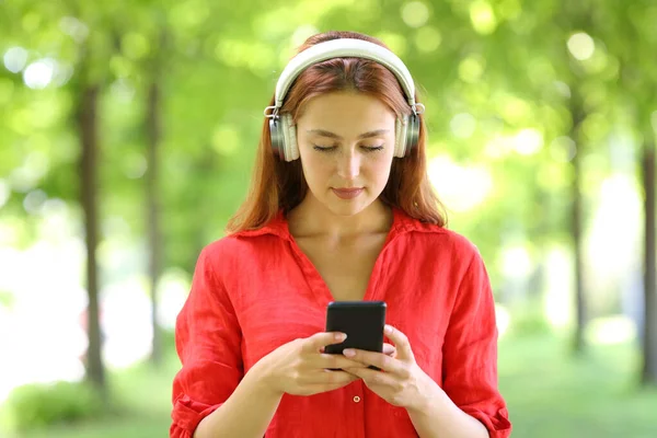 Retrato Una Mujer Rojo Escuchando Música Con Auriculares Teléfono Inteligente — Foto de Stock