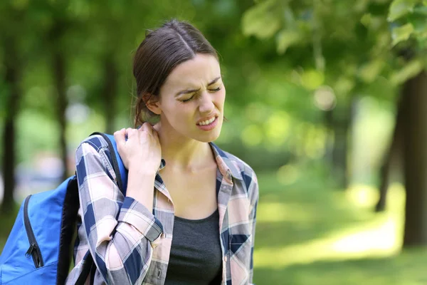 Gestresster Student Klagt Über Nackenschmerzen Beim Spazierengehen Park — Stockfoto