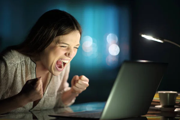 Mujer Emocionada Revisando Noticias Portátiles Casa Noche — Foto de Stock