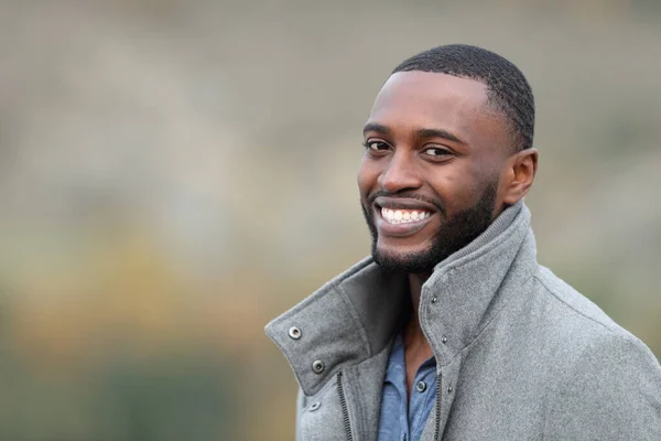 Ευτυχισμένος Άντρας Μαύρο Δέρμα Κοιτάζει Στέκεσαι Έξω Χειμώνα — Φωτογραφία Αρχείου