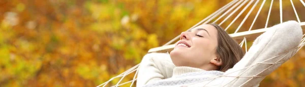 Οριζόντια Λάβαρο Μιας Χαρούμενης Γυναίκας Χαλαρώνοντας Ξαπλωμένη Στην Αιώρα Φθινόπωρο — Φωτογραφία Αρχείου