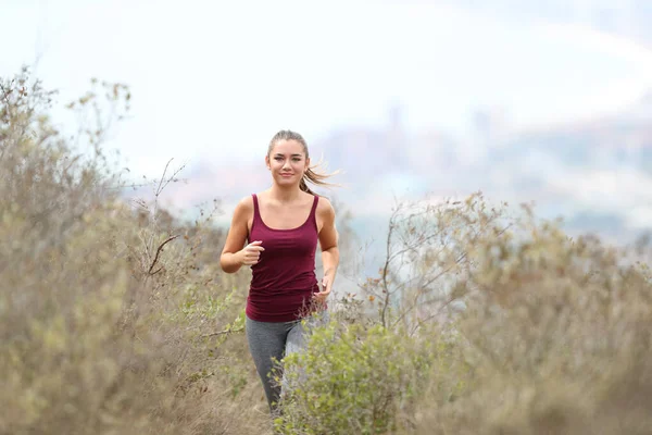 Retrato Adolescente Feliz Corriendo Solo Montaña — Foto de Stock