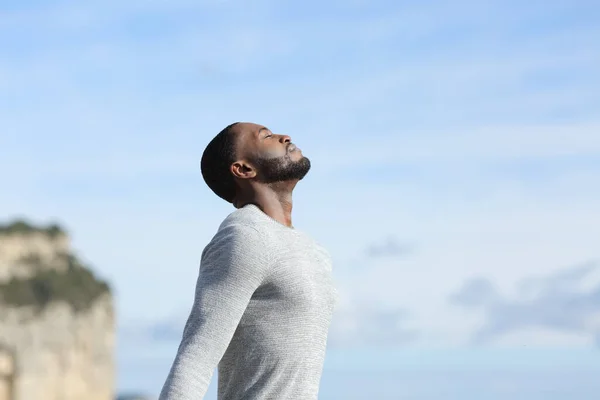 Perfil Hombre Concentrado Piel Negra Que Relaja Respirando Aire Fresco — Foto de Stock