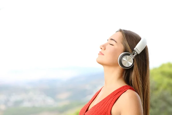 Widok Boku Portret Zrelaksowanego Nastolatka Oddychającego Świeżym Powietrzem Noszącego Słuchawki — Zdjęcie stockowe