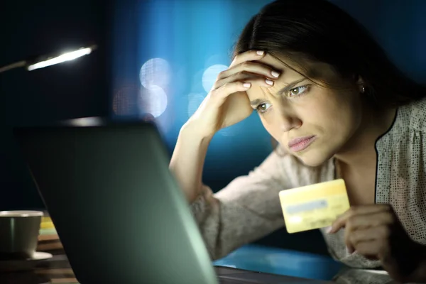 Беспокойная Женщина Ночью Покупает Онлайн Помощью Кредитной Карты Ноутбука Дома — стоковое фото