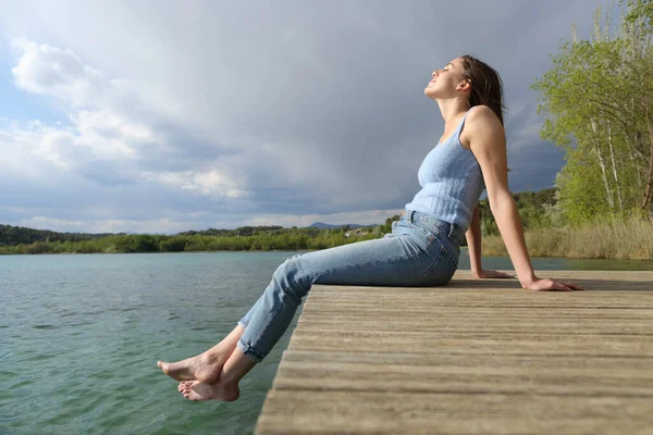 Side View Portrait Beautiful Woman Relaxing Sitting Pier — Stock Photo, Image