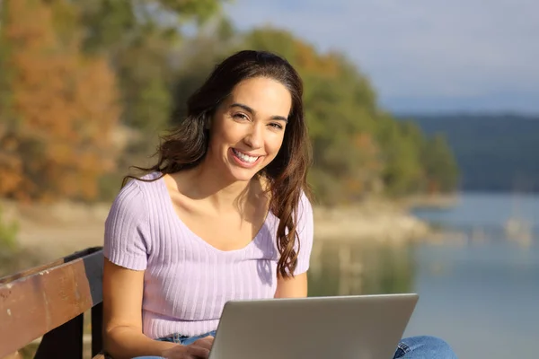 Mulher Feliz Com Laptop Olha Para Você Sentado Livre Montanha — Fotografia de Stock