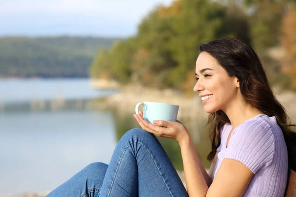 Yandan Bakan Mutlu Bir Kadının Portresi Doğayı Düşünerek Kahve Içiyor — Stok fotoğraf
