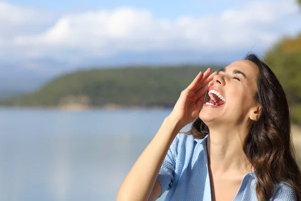 Щаслива Жінка Кричить Повітрі Рукою Роті Гірському Озері — стокове фото