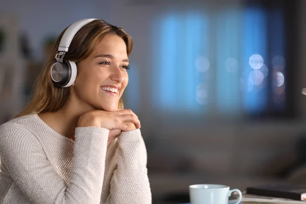 Glückliche Frau Mit Kopfhörern Die Abends Hause Lächelnd Musik Hört — Stockfoto