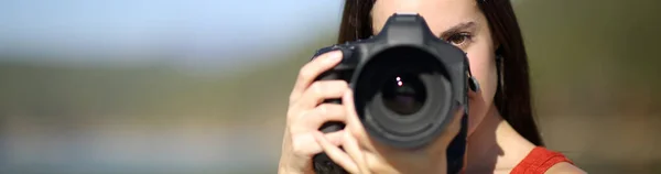 Foran Det Portrett Lykkelig Kvinne Som Fotograferer Med Dslr Kamera – stockfoto