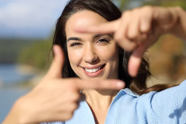 Front View Portrait Woman Framing Hands Looking You Mountain — Stock Photo, Image