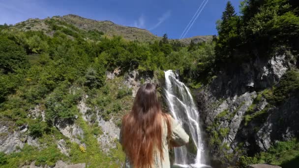 Güzel Bir Şelalede Tatilini Kutlayan Kollarını Açmış Mutlu Bir Kadının — Stok video